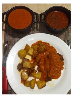 Una foto de Rabadilla con papas rústicas a la sartén de hierro y salsa mixta