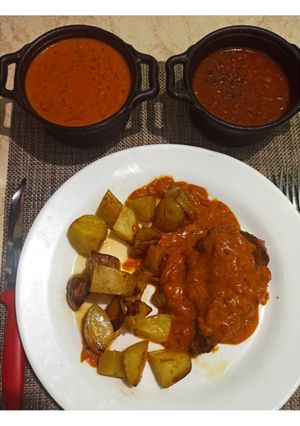 Una foto de Rabadilla con papas rústicas a la sartén de hierro y salsa mixta