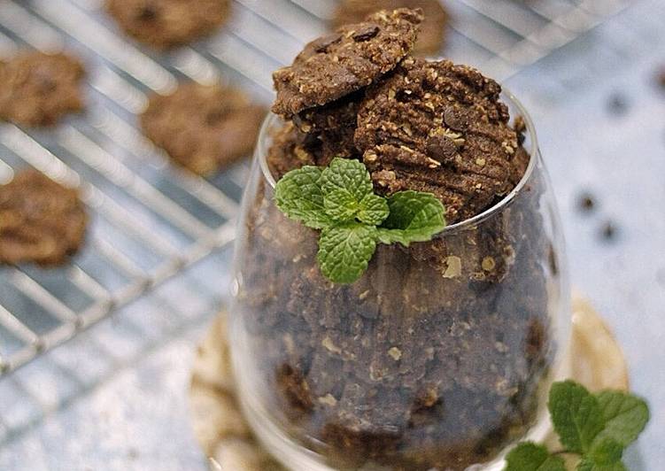 Langkah Mudah untuk Menyiapkan Chocolate Oat Cookies (crunchy), Lezat