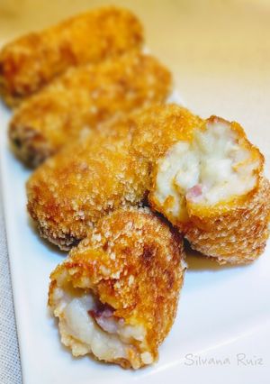 Una foto de 36.🍖Croquetas melosas de jamón y pollo🍗