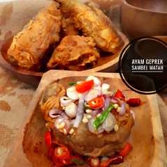 A picture of Ayam geprek sambel matah.