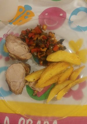 Una foto de Solomillo con verduras al wok y papas al horno