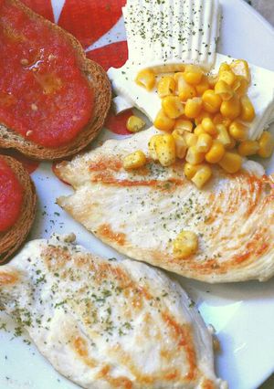 Una foto de Plato combinado sano🍖🍅 (perfecto para el embarazo) 🎶🌈