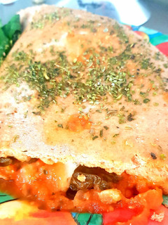 Una foto de ❤Empanada integral con salsa de tomate, mozzarella y albahaca ❤