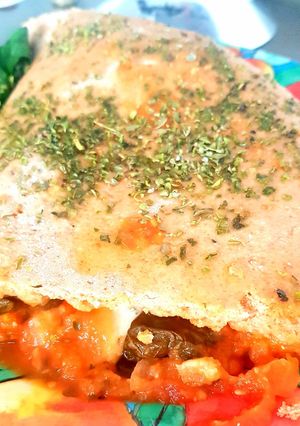 Una foto de ❤Empanada integral con salsa de tomate, mozzarella y albahaca ❤