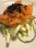 Spaghetti di cetriolo al salmone