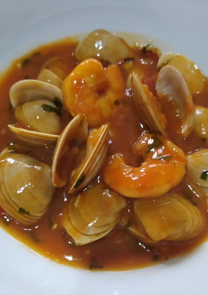 Una foto de Almejas a la marinera con langostinos