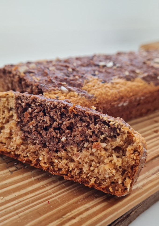 Una foto de Budín marmolado de avena y coco