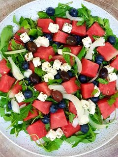 صورة لوصفة سلطة البطيخ المنعشة بجبنة الفيتا 👌😋
