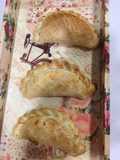 Empanadas de bondiola a la cerveza y cebollas confitadas