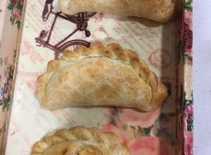 Una foto de Empanadas de bondiola a la cerveza y cebollas confitadas