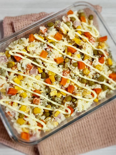 Una foto de 🌸 Ensalada de arroz primavera - arroz, arvejas, choclo, zanahoria y jamón 🌸