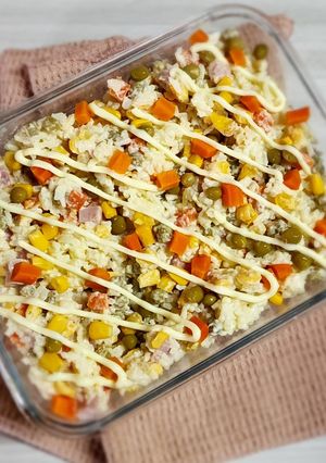 Una foto de 🌸 Ensalada de arroz primavera - arroz, arvejas, choclo, zanahoria y jamón 🌸
