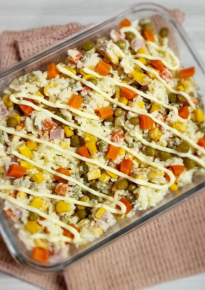 Una foto de 🌸 Ensalada de arroz primavera - arroz, arvejas, choclo, zanahoria y jamón 🌸