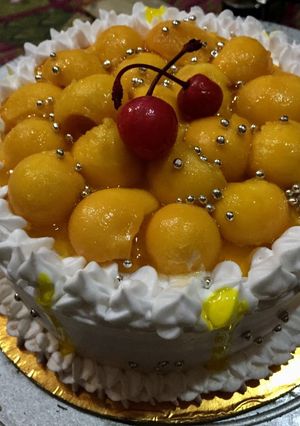 A picture of Mango flavour cake.