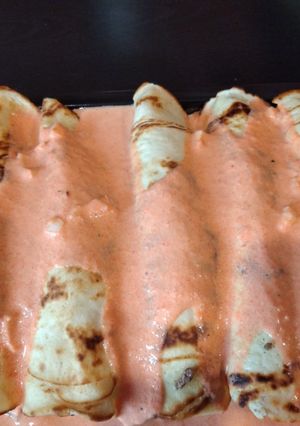 Una foto de Canelones con salsa rosa