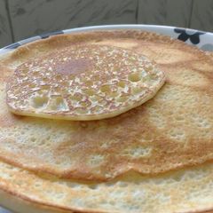 simple pancakes A picture of simple pancakes .