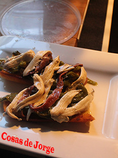 Una foto de Tostadas con pimientos fritos, boquerones y anchoas