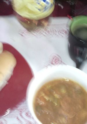 Una foto de Pavo indio con salsa de tomate preparada y aceitunas con hueso (guisado)