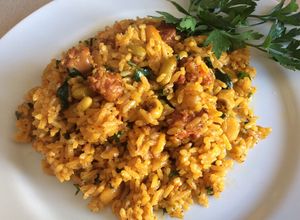Una foto de Arroz con chorizo y frejolito verde