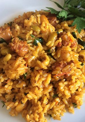 Una foto de Arroz con chorizo y frejolito verde