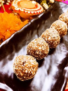 डिंक खजुर सुकामेवा लाडू (dink khajur sukhamewa laddu recipe in marathi) रेसिपी चे मुख्य फोटो