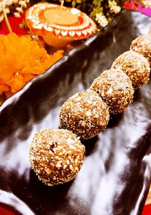 डिंक खजुर सुकामेवा लाडू (dink khajur sukhamewa laddu recipe in marathi) रेसिपी चे मुख्य फोटो 