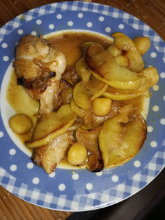 Una foto de Muslitos de pollo a la sidra con encebollado de manzana