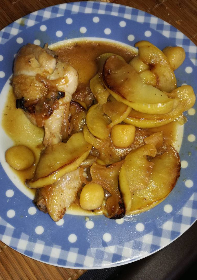 Una foto de Muslitos de pollo a la sidra con encebollado de manzana