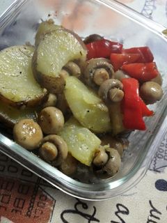 Una foto de Papas a la mantequilla, con champiñones al romero