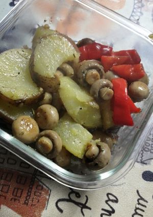 Una foto de Papas a la mantequilla, con champiñones al romero