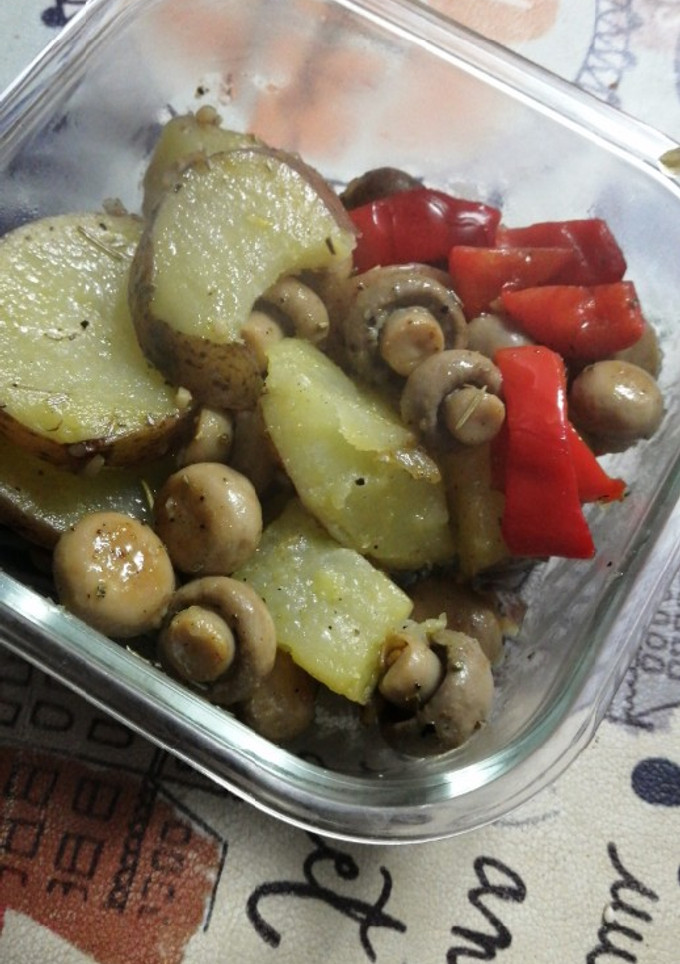 Una foto de Papas a la mantequilla, con champiñones al romero