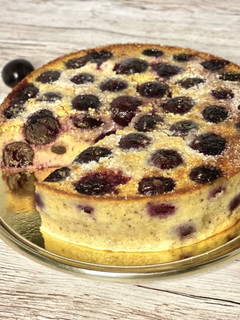 Una foto de 🇫🇷 CLAFOUTIS de CEREZA (“Clafoutis aux cerises”, Francia)