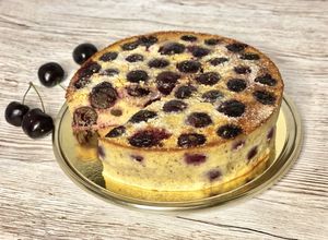 Una foto de 🇫🇷 CLAFOUTIS de CEREZA (“Clafoutis aux cerises”, Francia)