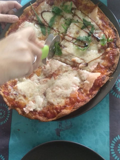 Una foto de Pizza casera de salmón