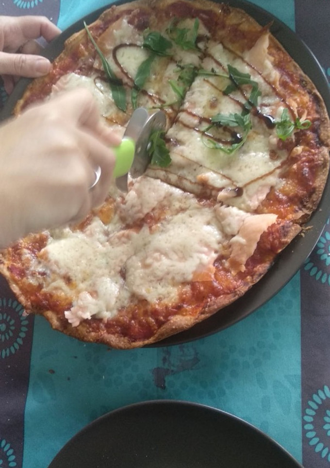 Una foto de Pizza casera de salmón