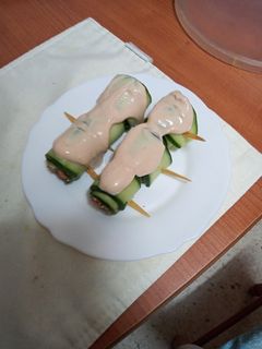 Una foto de Canelones fríos de pepino rellenos de verduras y langostinos