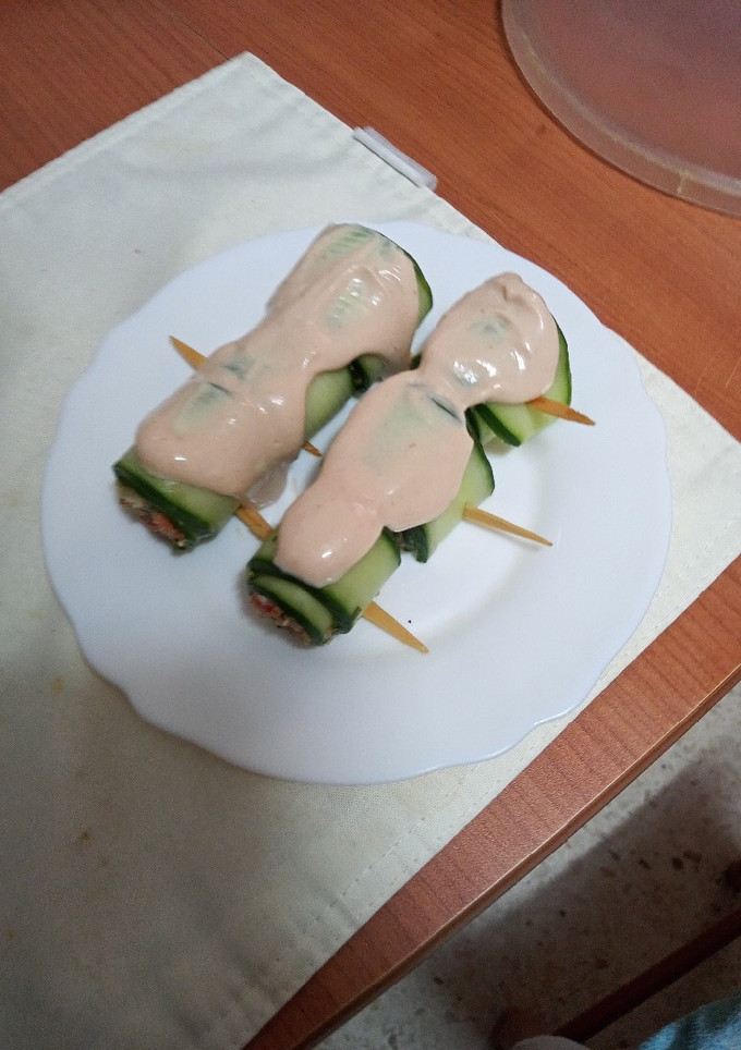 Una foto de Canelones fríos de pepino rellenos de verduras y langostinos