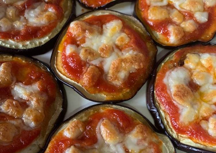 Pizzette a base di melanzane con pomodoro e mozzarella