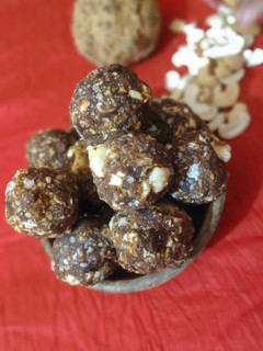 ड्राई फ्रूट लड्डू (Dry fruit laddu recipe in Hindi) रेसिपी मुख्य फोटो