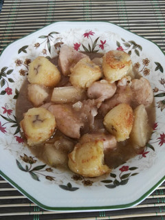 Una foto de Guiso de pollo con yuca y plátano