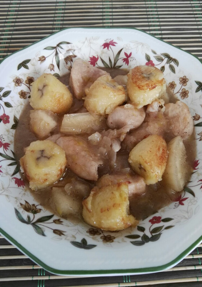 Una foto de Guiso de pollo con yuca y plátano