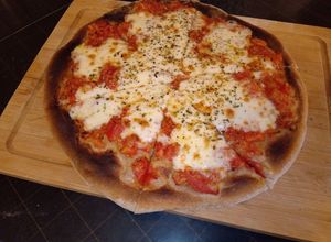 Una foto de Pizza de muzzarella con harina integral