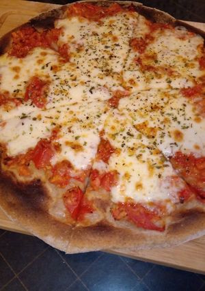 Una foto de Pizza de muzzarella con harina integral