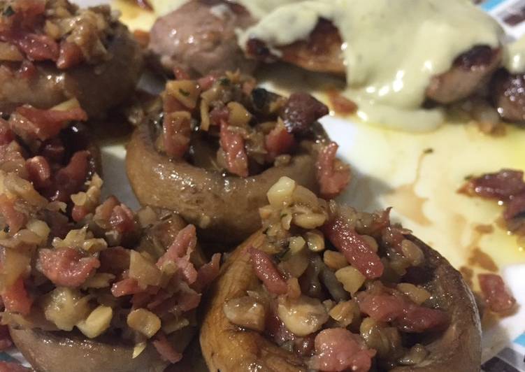 Champiñones rellenos y cordero con salsa roquefort