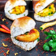 A picture of Vada Pav Mumbai Style.