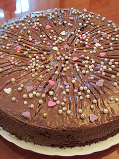 Una foto de Bizcocho integral con cáscara de naranja confitada y cubre de chocolate