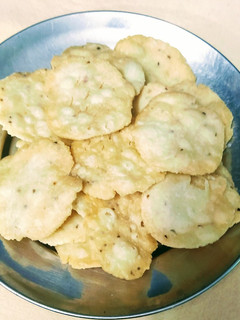 A picture of Mathri salted crackers.