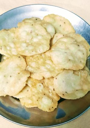 A picture of Mathri salted crackers.