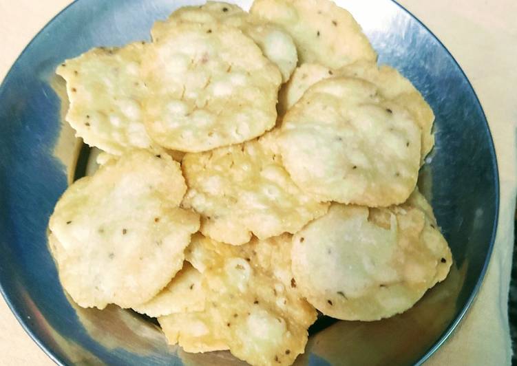 Mathri salted crackers